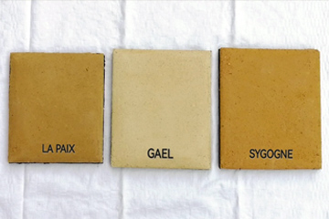 Terre, terre crue, terre tamisée, bauge, adobes, quenouilles, torchis, enduit terre, enduit terre finition, enduit prêt à l'emploi, corps d'enduit terre, les matériaux du bassin Rennais, vente de matériaux, Ille et vilaine, Rennes, Bretagne.