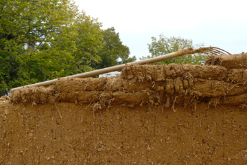 Terre, terre crue, terre tamisée, bauge, adobes, quenouilles, torchis, enduit terre, enduit terre finition, enduit prêt à l'emploi, corps d'enduit terre, les matériaux du bassin Rennais, vente de matériaux, Ille et vilaine, Rennes, Bretagne.
